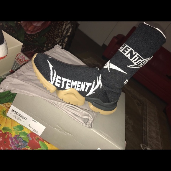 Vetements - Picture 3 of 5